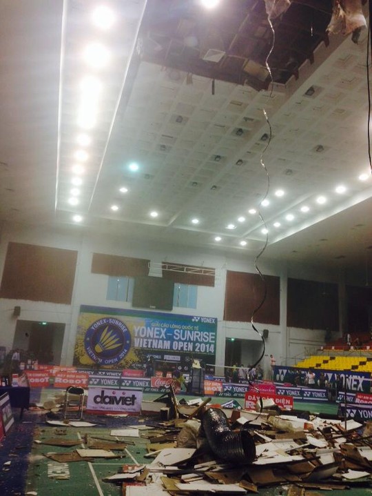 Mảng trần nhà thi đấu Phan Đình Phùng đổ sập, may mắn không ai bị thương