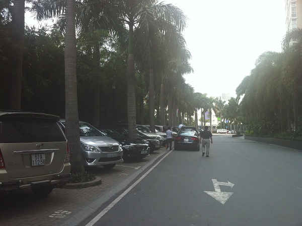 Vỉa hè tại Saigon Pearl bị chiếm dụng làm bãi đậu xe