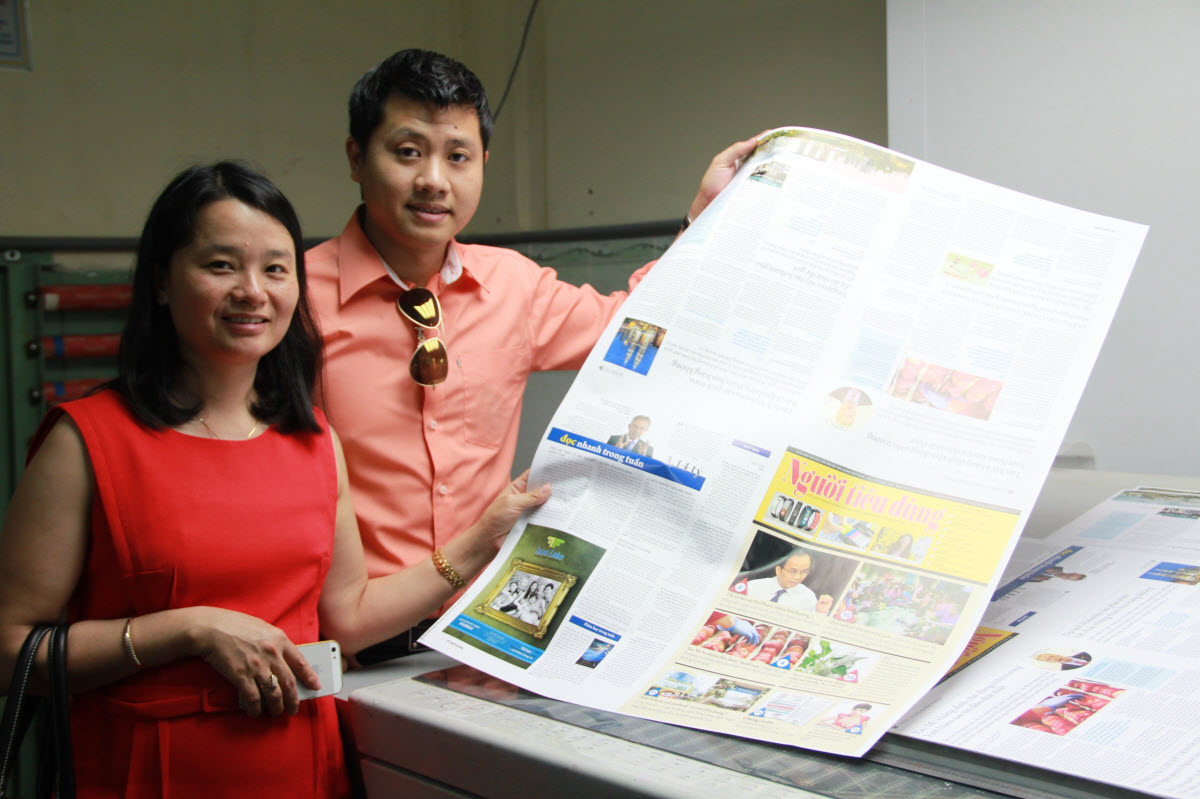 Bà Đặng Thị Kim Hiên - Tổng Biên tập Báo NTD tâm đắc với số báo mang diện mạo mới.