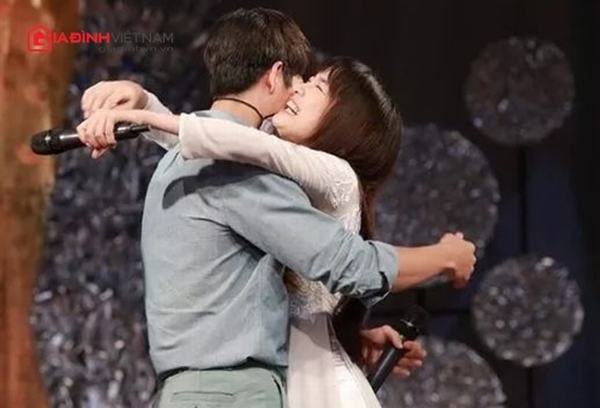 Kang Tae Oh ôm chặt Nhã Phương, tiết lộ mẫu bạn gái lý tưởng