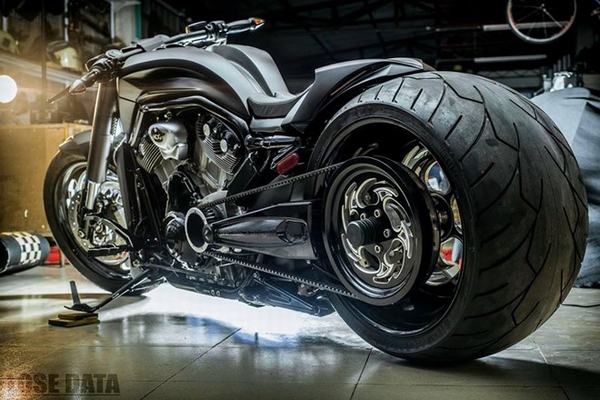 Harley-Davidson V-Rod độ bánh béo hầm hố ở Sài Gòn
