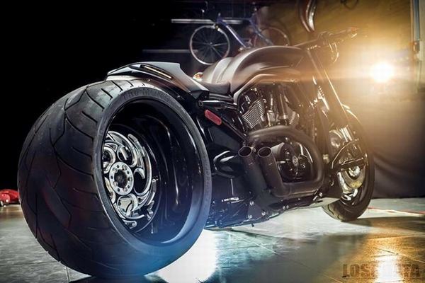 Harley-Davidson V-Rod độ bánh béo hầm hố ở Sài Gòn