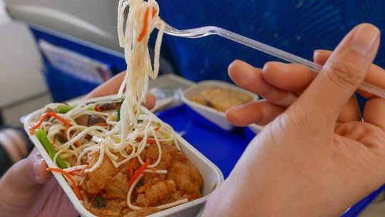 Bạn sẽ không ăn trên máy bay khi biết lý do này