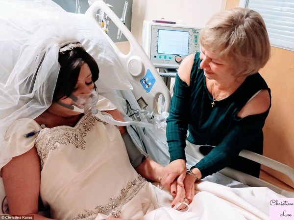 ‘Cái chết cũng không thể chia lìa đôi ta’: Lễ cưới đẫm nước mắt của cô gái bị ung thư 18 tiếng trước khi qua đời