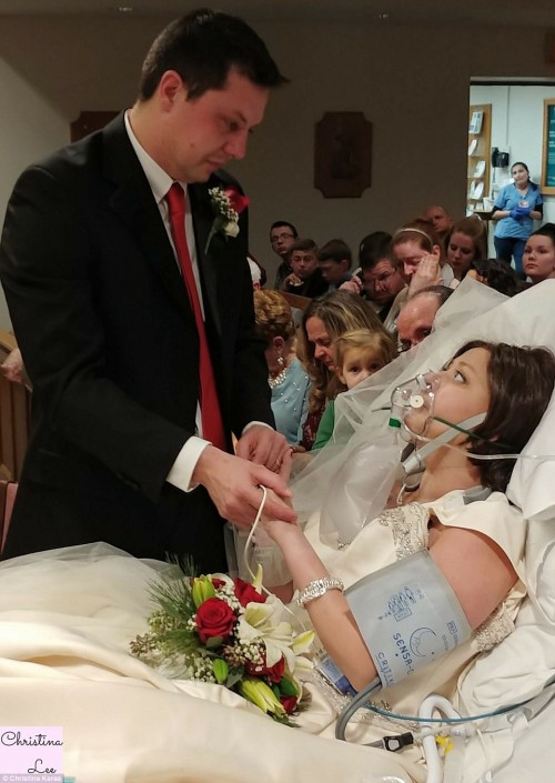 ‘Cái chết cũng không thể chia lìa đôi ta’: Lễ cưới đẫm nước mắt của cô gái bị ung thư 18 tiếng trước khi qua đời