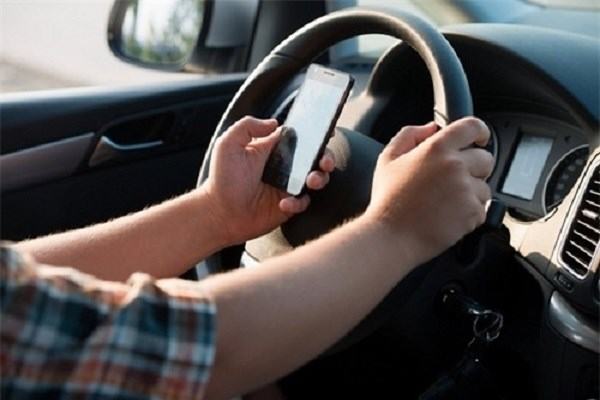 Cảnh báo: Dùng điện thoại khi đang lái xe ô tô sẽ bị xử phạt?