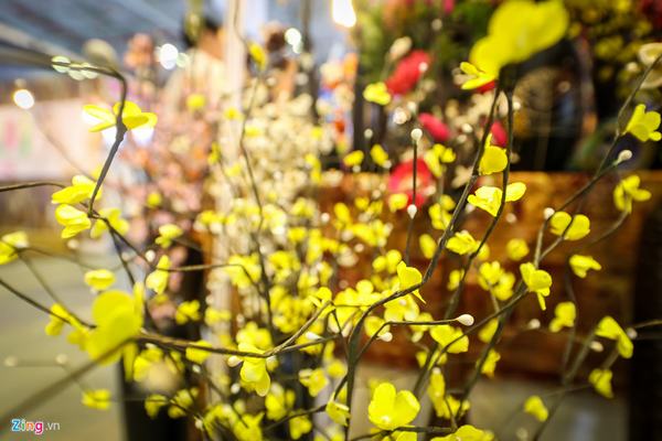 Mì tôm, hoa vải, quần áo giảm giá theo nhau ra chợ Tết Sài Gòn