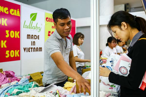 Mì tôm, hoa vải, quần áo giảm giá theo nhau ra chợ Tết Sài Gòn