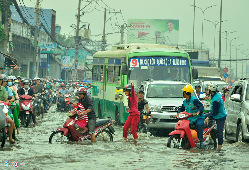 Sài Gòn vỡ đê bao, kẹt xe trong ngày triều cường đạt đỉnh