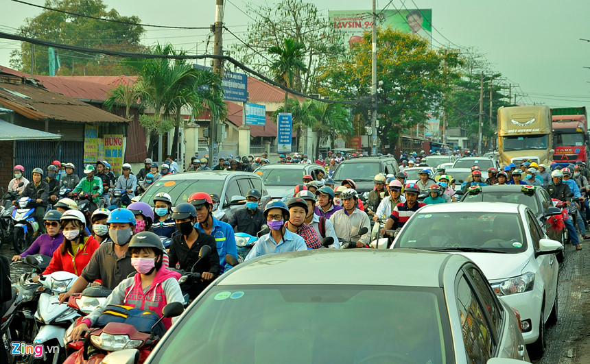 Sài Gòn vỡ đê bao, kẹt xe trong ngày triều cường đạt đỉnh