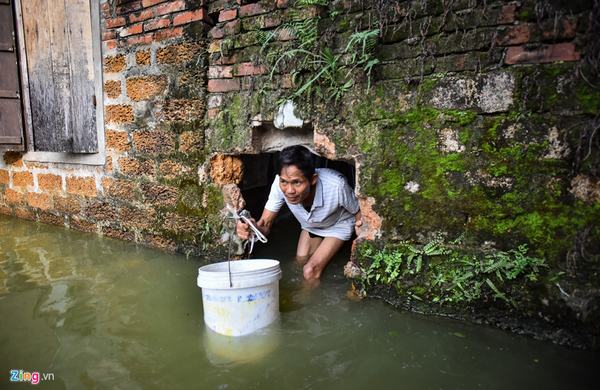 Hơn 800 hộ ở Hà Nội vẫn bị cô lập trong nước lũ, dân bơi trước cửa nhà