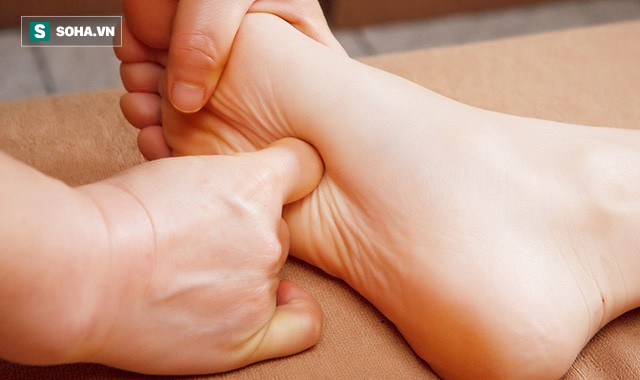 Bôi một giọt dầu gió vào lòng bàn chân: Chữa mất ngủ và nhiều tác dụng bạn không nên bỏ lỡ