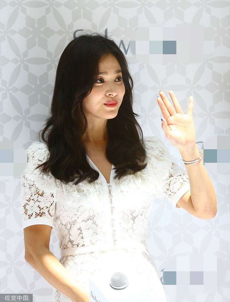 Song Hye Kyo lần đầu xuất hiện sau vụ ly hôn  Mới đây vào ngày 6/7, Song Hye Kyo lần đầu tham dự sự kiện ở Tam Á, Trung Quốc theo lời mời. Cô nhận được nhiều chú ý từ công chúng ở Trung Quốc. Tuy nhiên, nữ diễn viên từ chối trả lời câu hỏi về chuyện ly hôn.  Nhiều khán giả nhận ra Song Hye Kyo gầy hơn trước. Tuy cô vẫn cố gắng nở nụ cười trước ống kính nhưng gương mặt không rạng rỡ như trước đây.