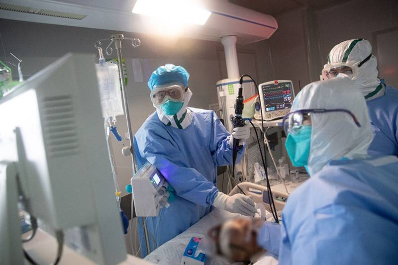 Y bác sĩ chăm sóc một bệnh nhân Covid-19 ở bệnh viện Vũ Hán, Trung Quốc hôm 19/3. Ảnh: AFP