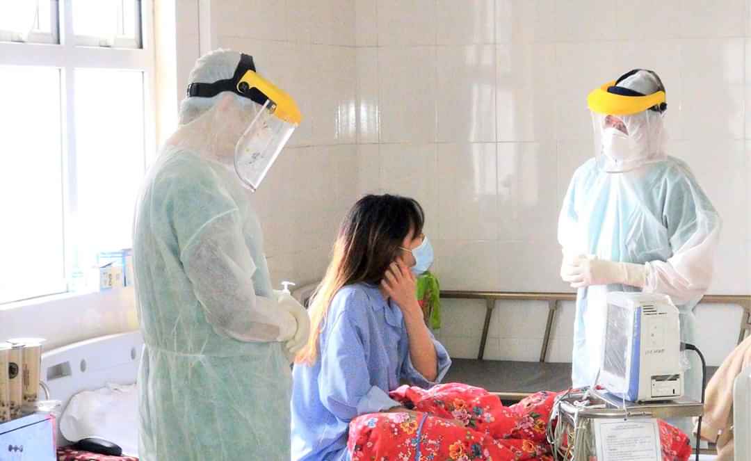 Các bác sĩ Bệnh viện Số 2 Quảng Ninh thăm khám cho trường hợp tiếp xúc với ca bệnh COVID-19.