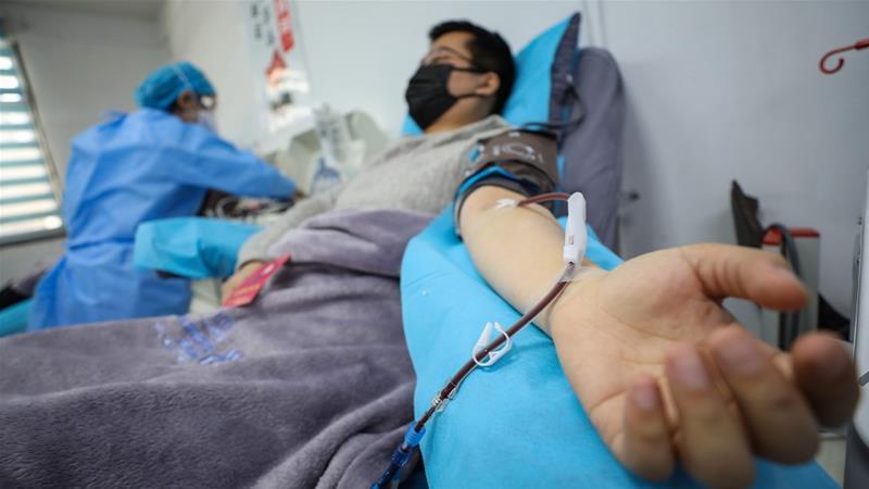 Một bệnh nhân Covid-19 đã hồi phục hiến huyết tương tại một phòng khám ở Vũ Hán - Ảnh: EPA